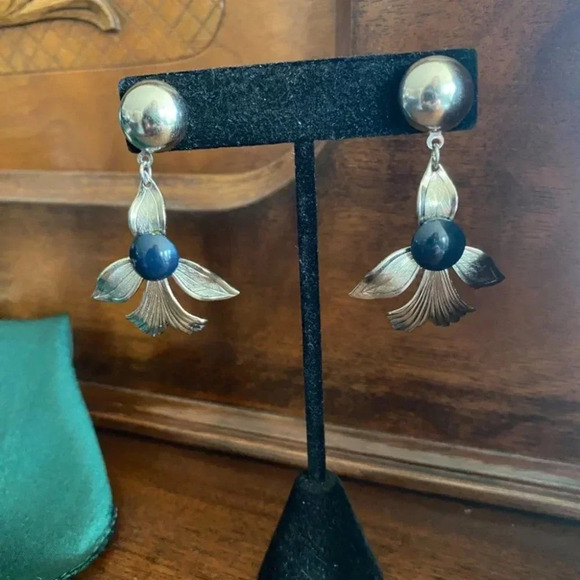 Fleur de Lis  1950s Tin Floral Design Pierced Earrings with Navy Cabachon - Picture 2 of 6
